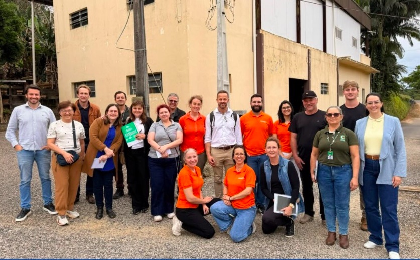 Comitiva europeia visita casa de mel em Orleans para avaliar produção e controles sanitários